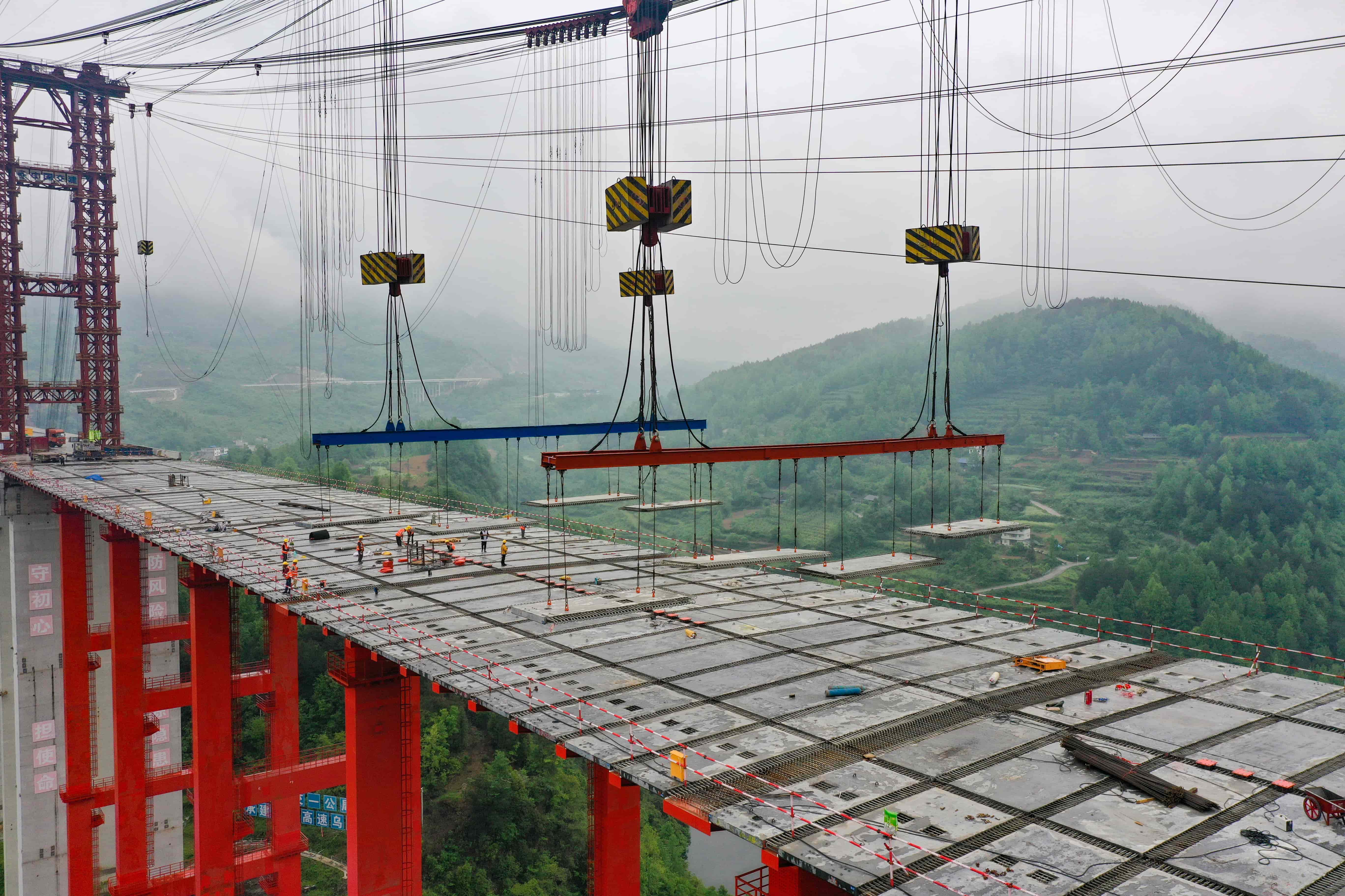 橋面板吊裝 (1) 橋面板吊裝 (1)