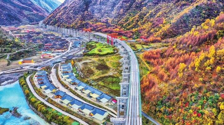 中國交通報：九綿高速公路厄哩村大橋正在加緊建設中（圖片新聞）