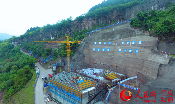 人民網報道:新田長江大橋最大規(guī)模澆筑工序順利完工