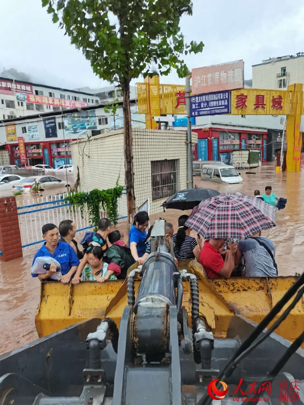 人民網(wǎng)報道：“我們是附近修路的央企，莫慌！”                                                                                                                                                                                             